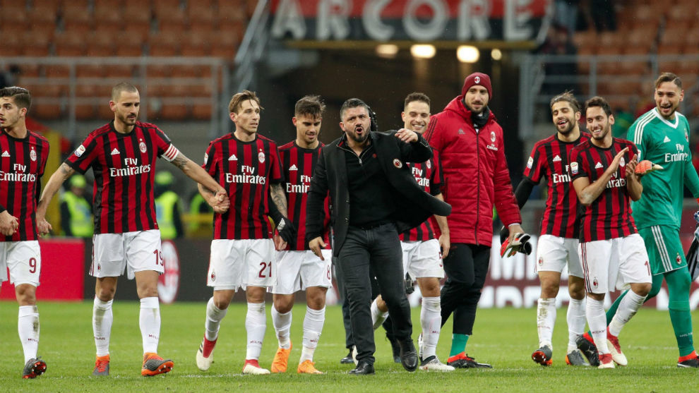 Gattuso y Bonnuci junto con el resto de la plantilla del Milan...