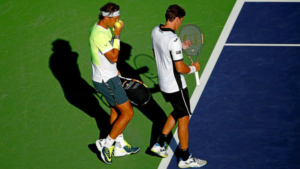 Rafa Nadal y Pablo Carreño jugando el dobles en Indian Wells en 2015.