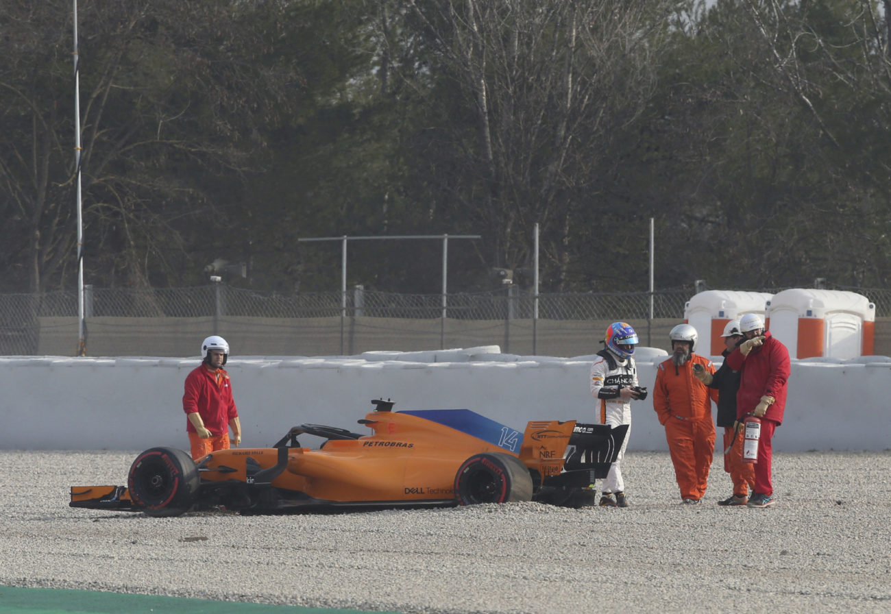 Fernando Alonso, junto a los asistentes del circuito