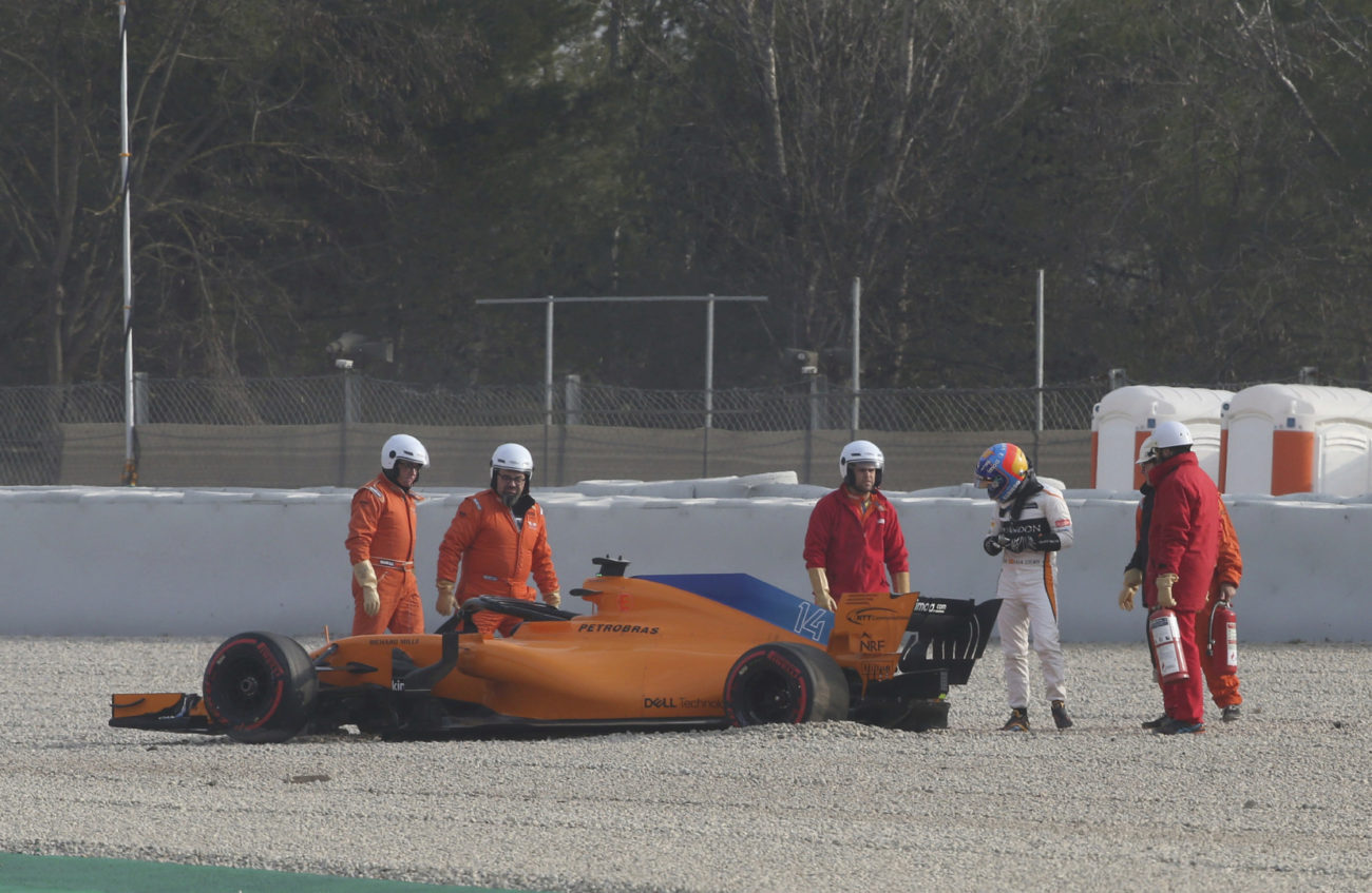 Fernando Alonso, junto a los asistentes del circuito