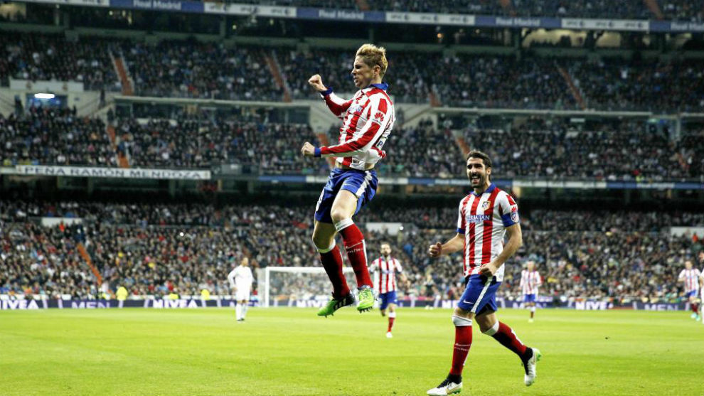 Fernando Torres festeja su gol con el Atlético en el Bernabéu.