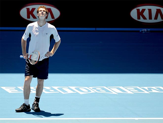 Andy Murray mira al cielo en un entrenamiento en Melbourne Park.