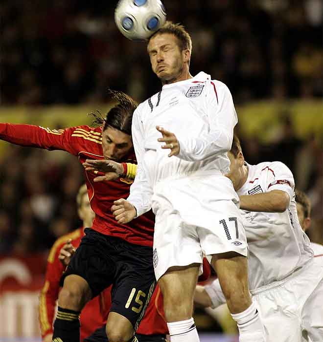 Beckham lucha un baln con Ramos