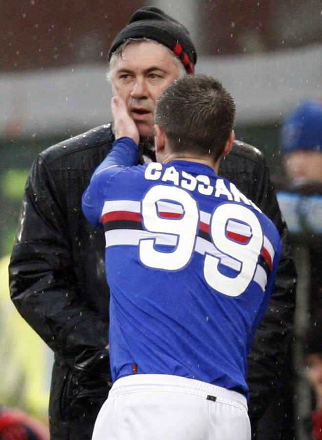 Cassano celebra un gol ante el Milan con Ancelotti.