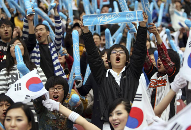 Surcoreanos animando a su equipo de besibol.