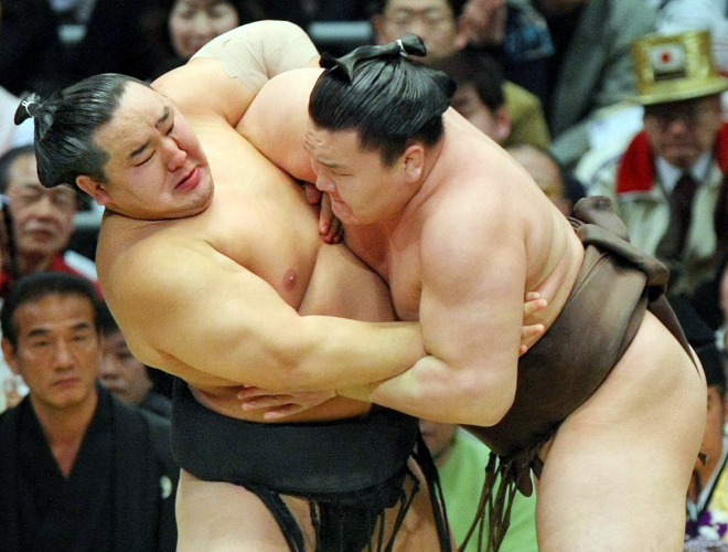 Hakuho (derecha) y Asashoryu (izquierda)
