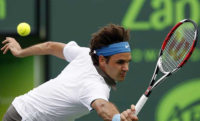 Federer golpea una bola