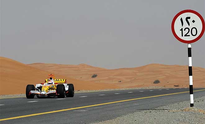 Romain Grosjean en medio del desierto