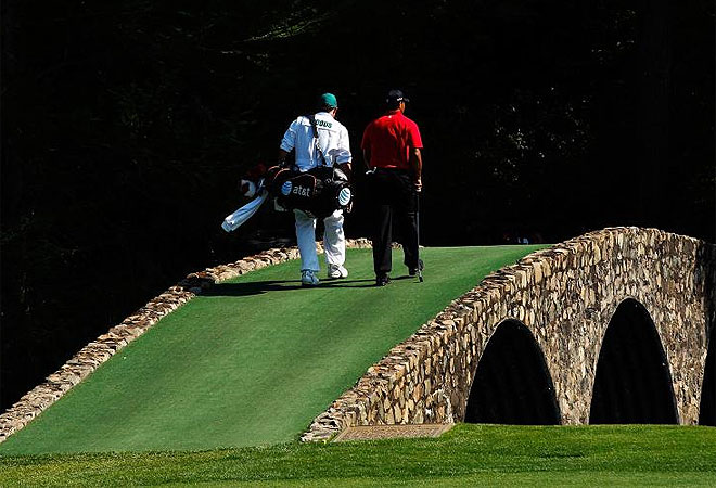 Tiger Woods cruzando un puente
