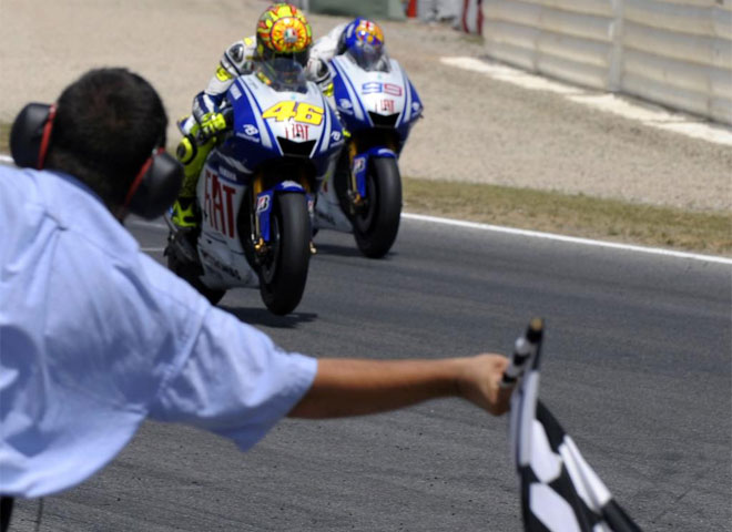 Rossi adelanta en la ltima curva a Lorenzo
