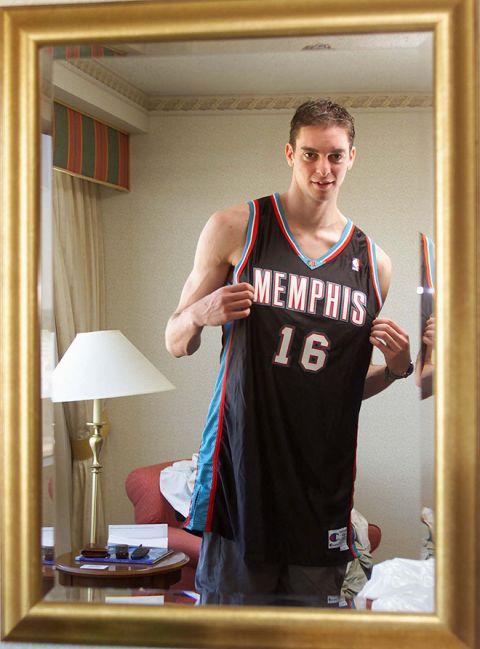 Tras ser seleccionado por Atlanta en el draft de la NBA Pau fue traspasado a los Grizzlies, camiseta con la que no dud en posar para MARCA.