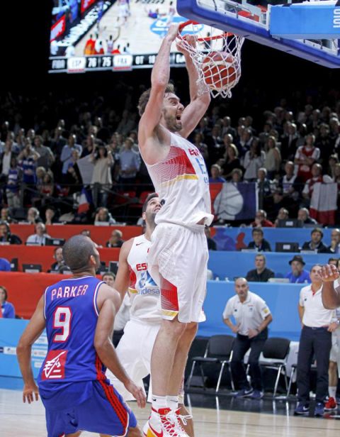 Pau Gasol machacando a Francia en el Eurobasket