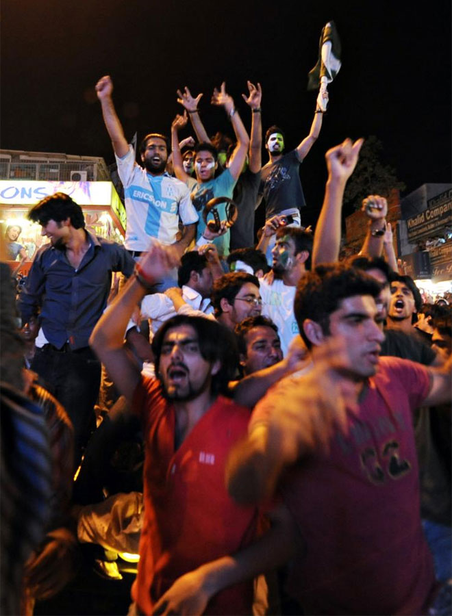 Aficionados al cricket celebrando un ttulo en Pakistn