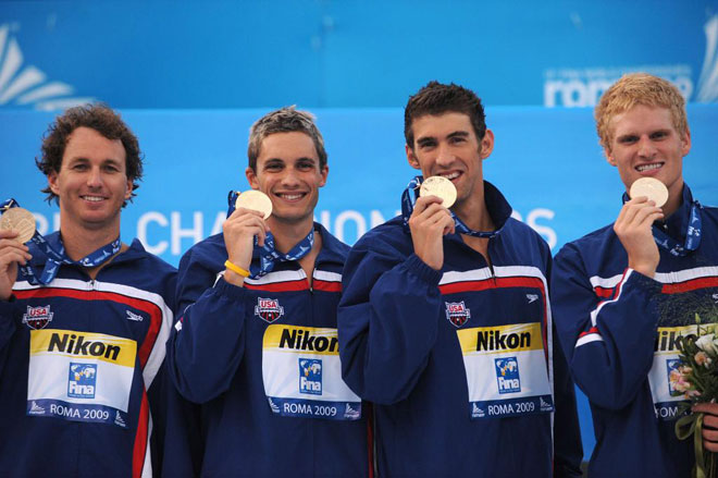 El equipo norteamericano (Aaron Peirsol, Eric Shanteau, Michael Phelps y David Walters) celebra el oro conseguido en la final masculina de los 4 x 100 m masculina.