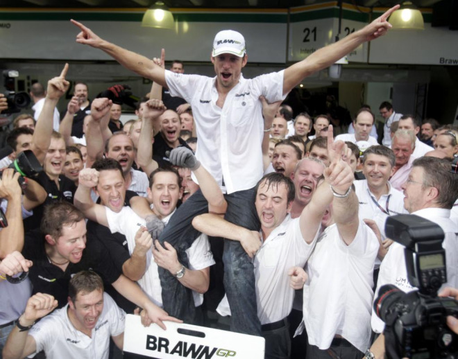 Button celebra la victoria con su equipo