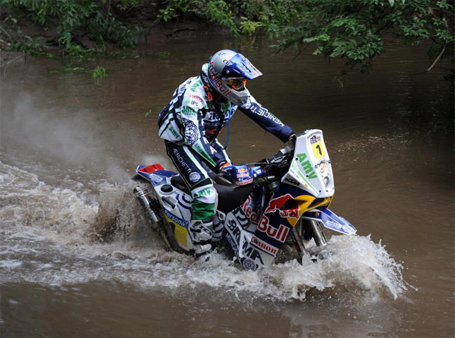 Marc Coma cruza un rio con su moto