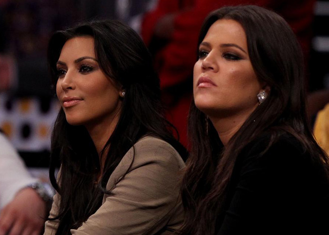 Las hermanas Kim Kardashian, ex de Cristiano Ronaldo, y Khloe Kardashian, esposa de Lamar Odom, fueron dos de las grandes estrellas en las gradas.