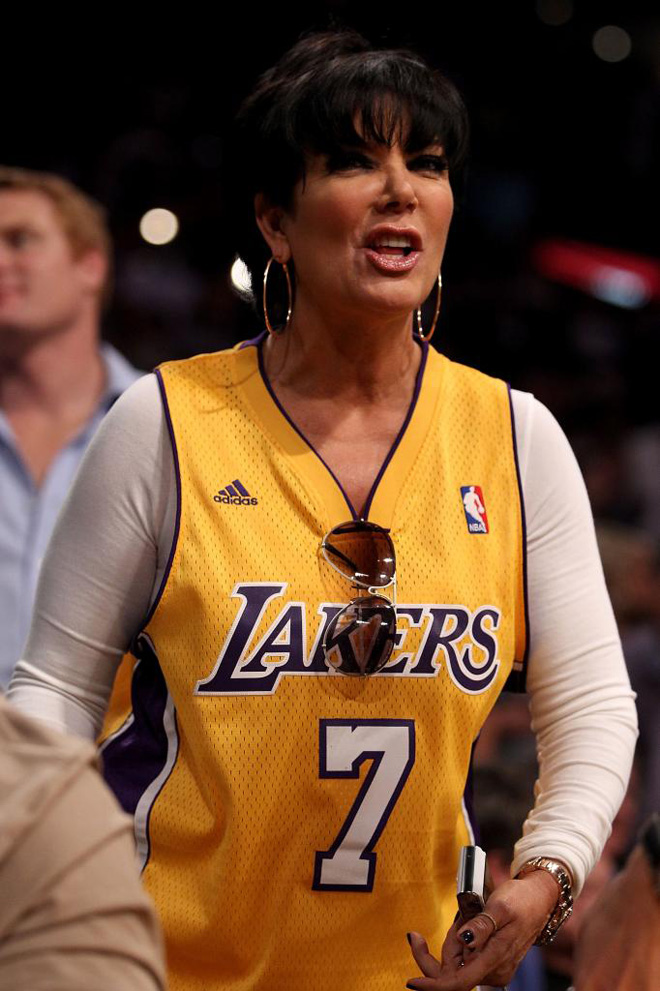 Kris Kardashian, la madre de Khloe y Kim, animando a los Lakers con la camiseta de su yerno, Lamar Odom.