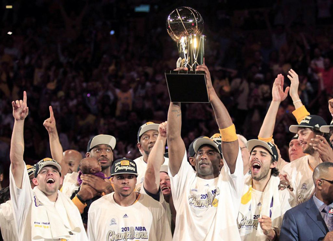 Tras una larga y dura temporada los Lakers al fin pudieron levantar el trofeo de campeones de la NBA.