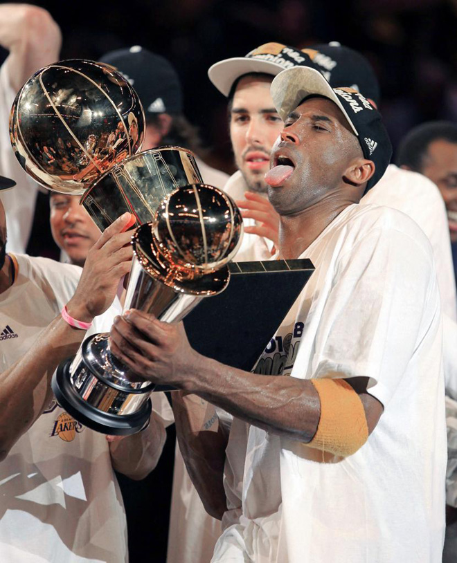 Entre el trofeo de campen de la NBA y el del MVP casi no le quedaban brazos al bueno de Kobe Bryant.