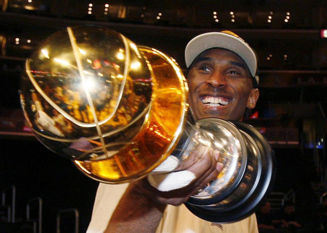 Kobe Bryant muestra orgulloso su trofeo de MVP.