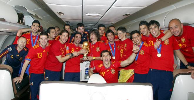 Los jugadores posaron con la Copa del Mundo en el interior del avión, orgullosos de ser campeones del Mundo.
