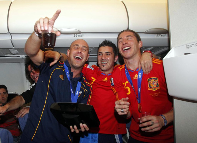 Reina, Villa y Sergio Ramos fueron tres de los que ms animaron la fiesta en el interior del avin de Espaa.