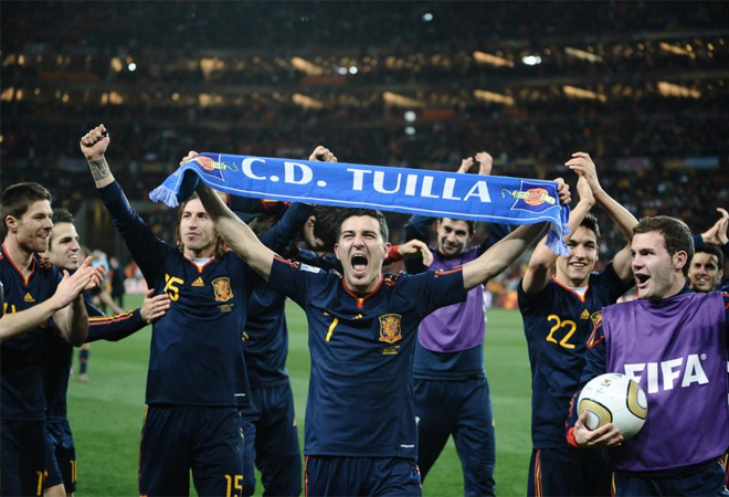 El delantero espaol celebr la victoria ante Holanda con la bufanda del Tuilla, su localidad natal.