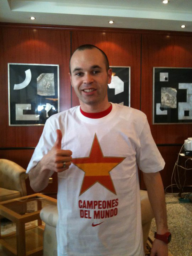 Andrs Iniesta ha colgado esta camiseta en su cuenta de Facebook para agradecer el apoyo de la aficin.