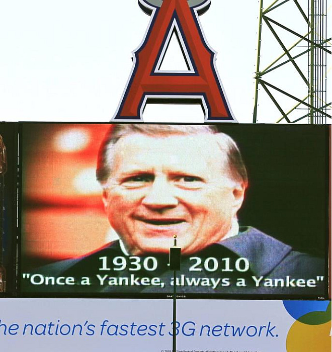Los Nueva York Yankees rindieron un emotivo homenaje a su propietario George Steinbrenner, fallecido el martes en un hospital de Florida a los 80 aos vctima de un ataque al corazn.