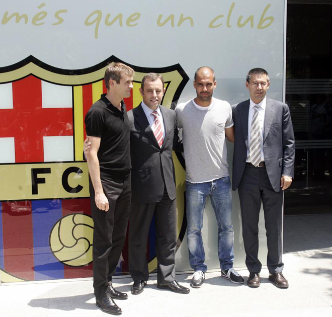 Pep Guardiola y su equipo firmaron la renovacin con el FC Barcelona por una temporada ms. El acto tuvo lugar este mircoles en el Camp Nou.