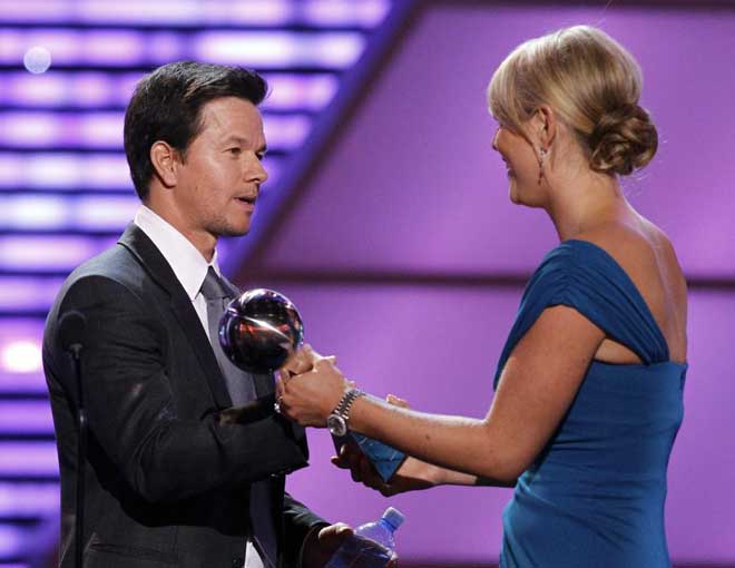 El actor Mark Wahlberg present a la esquiadora Lindsey Vonn en la entrega de los premios ESPY.
