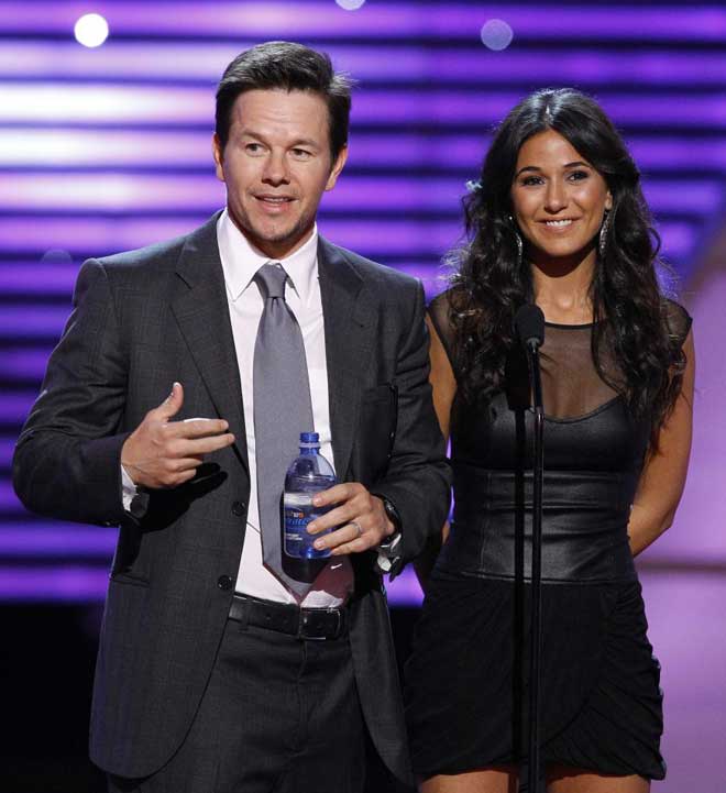 Los actores Mark Wahlberg y Emmanuelle Chriqui fueron dos de las estrellas que presentaron los premios deportivos ESPY, de la cadena ESPN