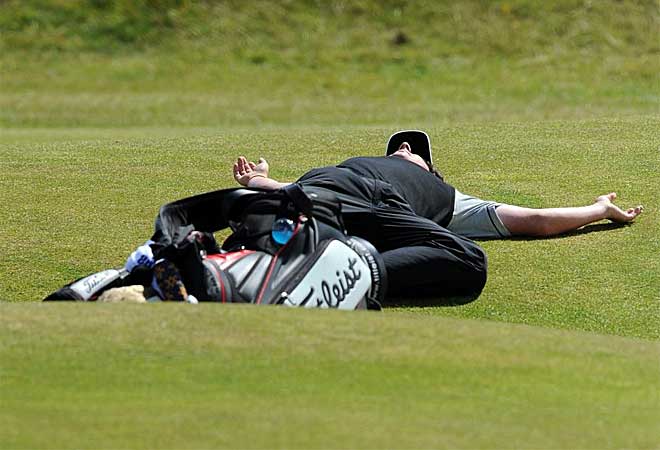 Rory McIlroy, que acab lder el primer da, se tir en la hierba al conocer la suspensin.