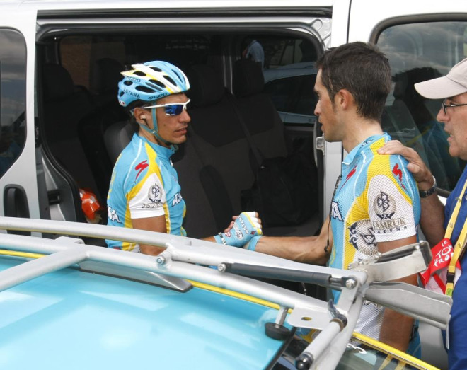 Paolo Tiralongo y Alberto Contador se saludaron al trmino de la etapa tras el gran trabajo de un equipo que sigue muy unido.