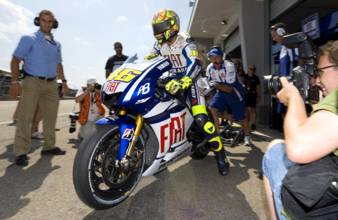 Valentino Rossi volvi a subirse a su Yamaha M1 de MotoGP sesi semanas despus de su grave cada en Mugello.