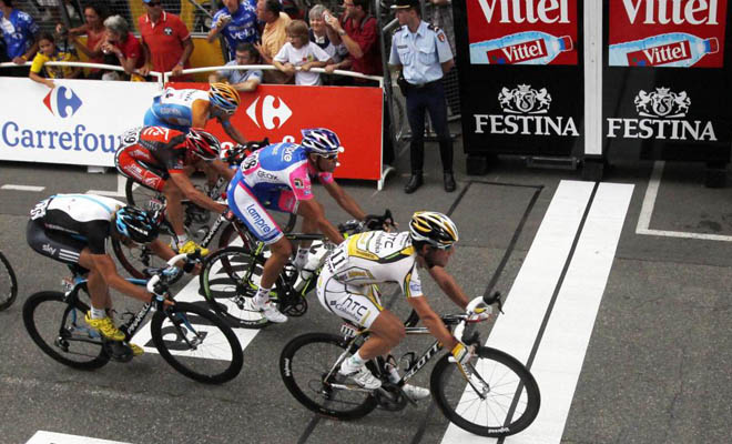 Cavendish se impuso en la llegada al sprint del pelotn, pero no pudo hacerse con su cuarta etapa debido al gran ataque de Vinokourov.