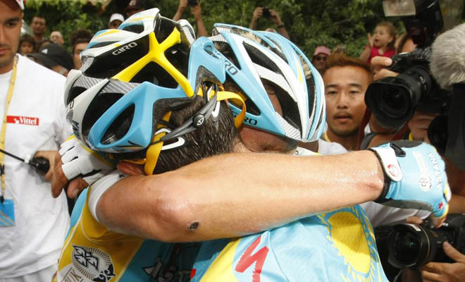 Vinokourov y Contador se fundieron en un fuerte abrazo nada ms llegar a la lnea de meta de Revel.