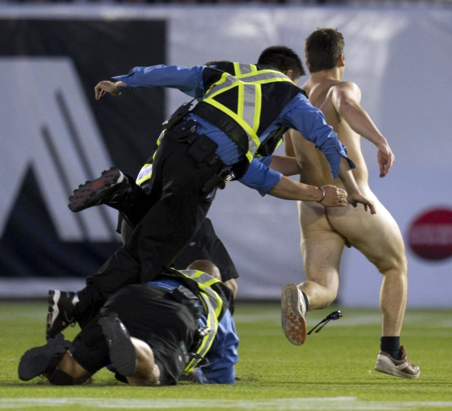 Un espontneo que salt desnudo durante el partido entre Montreal Alouettes y BC Lions esquiv a varios guardias de seguridad para recorrerse todo el csped hasta ser cazado.