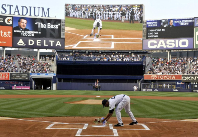 Mariano Rivera, pitcher de los New York Yankees, deja un ramo de flores en homenaje a George Steinbrennerm, histrico propietario del equipo neoyorquino fallecido esta semana.