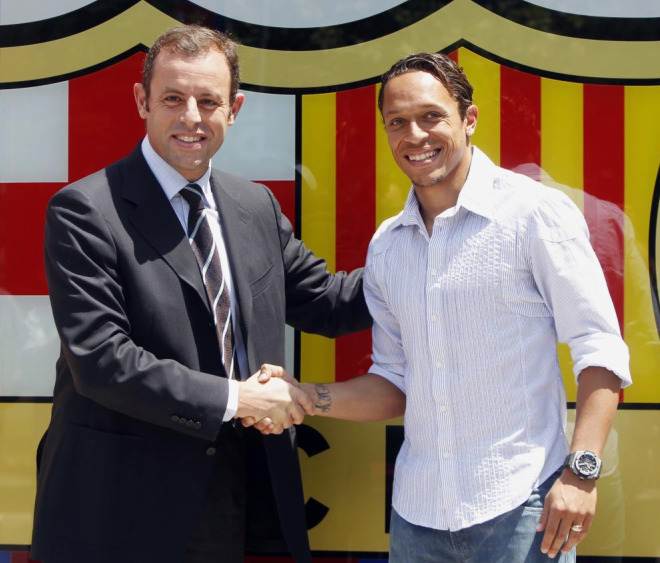 Sandro Rosell present en sociedad a su primer fichaje como presidente del Ftbol Club Barcelona. Adriano ha firmado por cuatro temporadas ms una opcional.