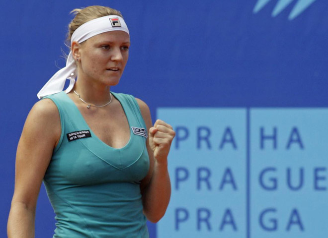 La hngara Agnes Szavay, celebra la victoria conseguida sobre la checa Hradecka en la semifinal del Open de Praga de la Repblica Checa.