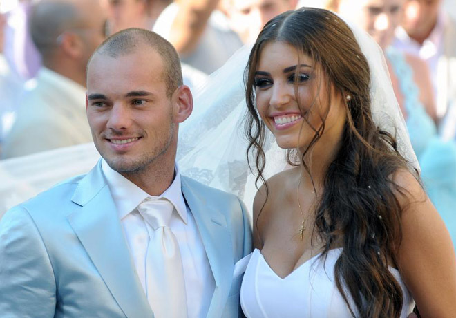 As de felices se muestran Yolanthe Cabau y Wesley Sneijder tras darse el s quiero en la ceremonia de su casamiento.