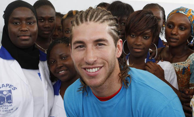 Sergio Ramos se ha metido de lleno en su visita solidaria a Senegal hasta el punto de hacerse un tpico peinado de la zona con trencitas.