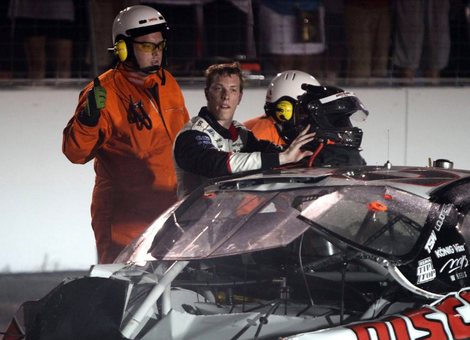Espectacular accidente en las Nationwide Series de la NASCAR disputadas en Missouri. El coche de Brad Keselowski qued prcticamente destrozado, pero afortunadamente el piloto sali ileso.