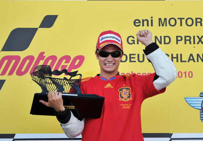 Dani Pedrosa celebra, con la camiseta de la seleccin espaola de ftbol campeona del Mundo, su victoria en el Gran Premio de Alemania de MotoGP, en el circuito de Sachsenring.