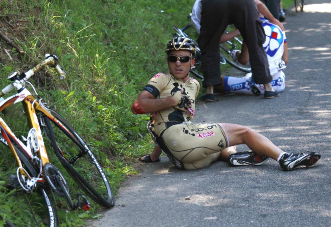 El espaol Iban Mayoz sufri una dura cada durante el transcurso de la etapa que le dej heridas en las piernas y los brazos.