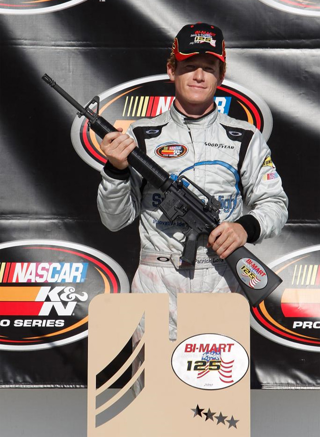 El piloto Patrick Long se impuso en la NASCAR K&N Pro y recibi como premio este curioso... trofeo?
