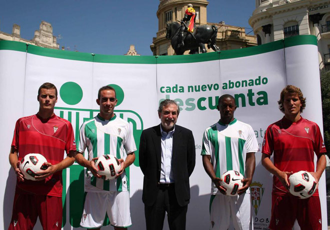 El Crdoba Club de Ftbol presenta a Camille, Beobide, Oriol Riera y Alberto a la vez. Los cuatro nuevos jugadores posan junto a su presidente, Jos Luis Salinas.