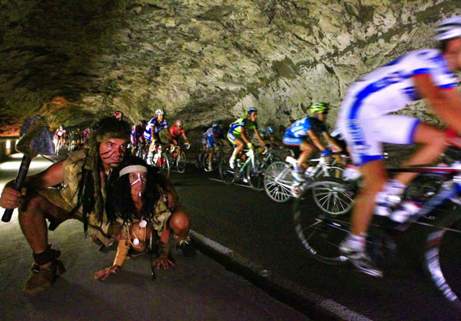 Estos aficionados disfrazados de prehistricos, animan el paso del pelotn por la Cueva de Mas d'Azil en la decimoquinta etapa del Tour de Francia entre Pamiers y Bagneres de Luchon.